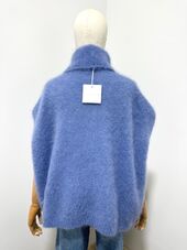 Sleeveless turtleneck sweater, jeans blue