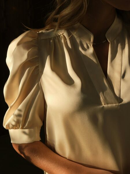 Roella heavy sateen blouse, light yellow