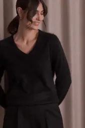 Kaira V-neck long sleeve cashmere sweater, black