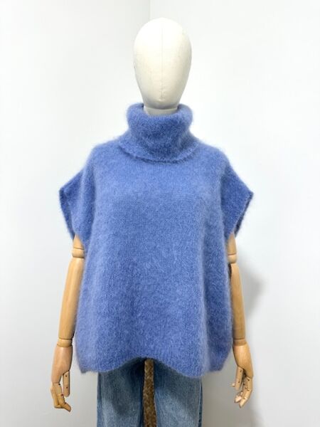 Sleeveless turtleneck sweater, jeans blue