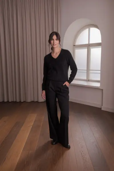 Kaira V-neck long sleeve cashmere sweater, black