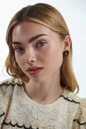 Flower small earrings, pearl black