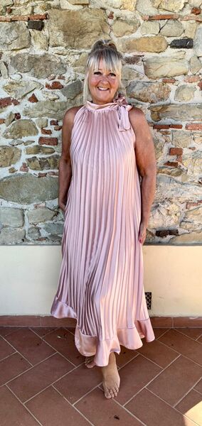 Pliseerattu mekko, rosa