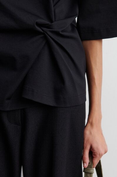 Arkai drape tee, black