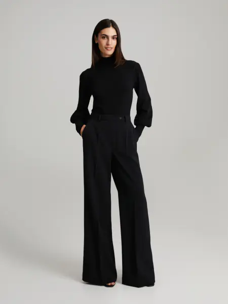 Kasian pooloneule, musta