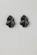 Lip earrings S, pearl black