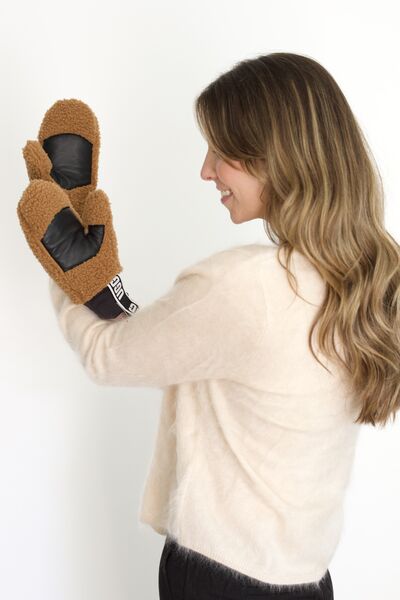 UGGfluff mitten with logo tape, chestnut