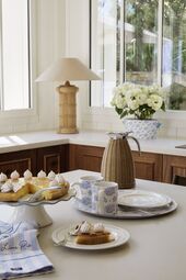 Stoneware Wavy Cake Stand, White/Blue