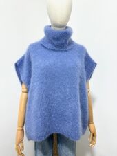 Sleeveless turtleneck sweater, jeans blue