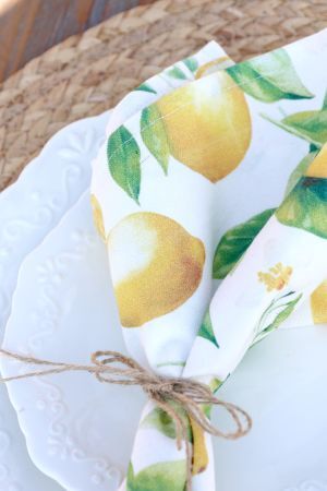 Aix cloth napkin with lemons, white