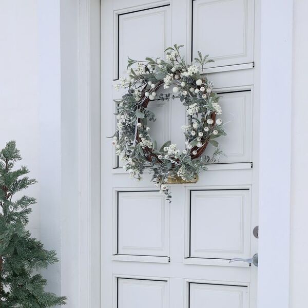 Wreath with berries & snow 45cm, green