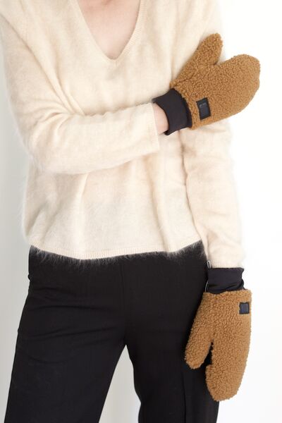 UGGfluff mitten with logo tape, chestnut