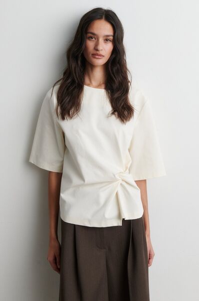 Arkai drape tee, eggnog