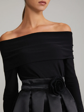 Roseann asuste, musta